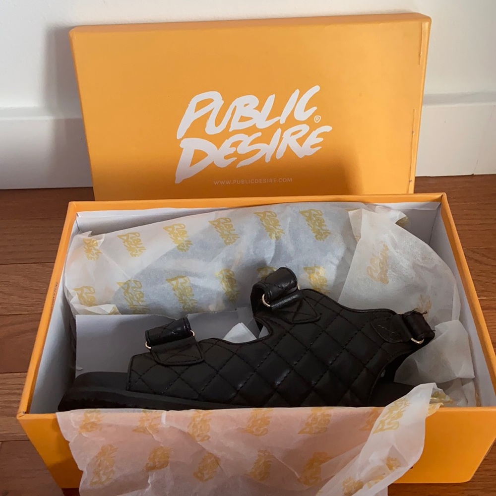 NEW Chunky Sandal
Black
Size 7
Fits true to size.